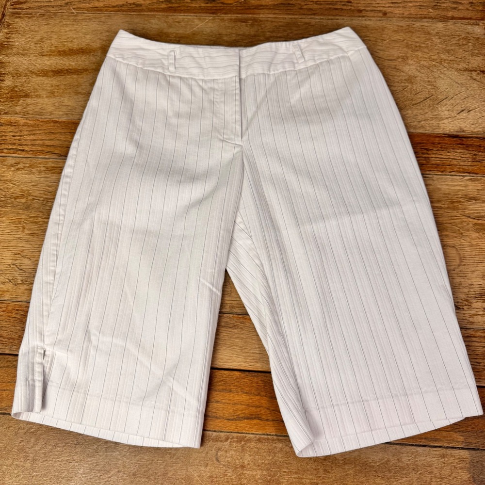 Worthington Bermuda Shorts Women 6 White Pinstripe Modern‎ Fit Cotton Stretch